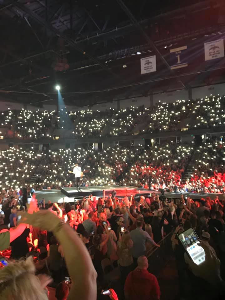 Cell phone lights at Brett Eldredge